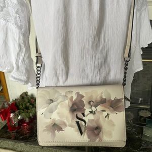 Beautiful Vera Wang cross body purse.